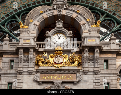 Uhr im zentralen Bahnhof in Antwerpen, Belgien. Stockfoto