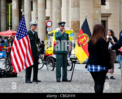 Akteure gekleidet in amerikanischen und deutschen militärischen einheitliche posieren für Touristen vor dem Brandenburger Tor, Berlin, Deutschland. Stockfoto