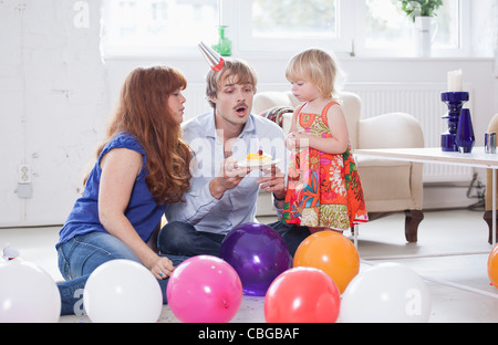 Junge Familie feiern Geburtstag Stockfoto