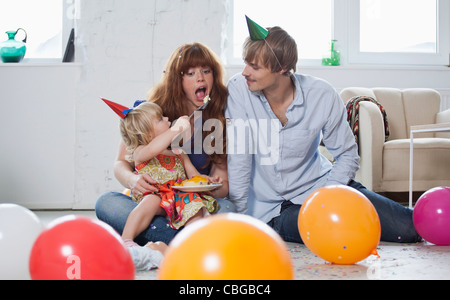 Eine junge Familie feiern Geburtstag Stockfoto