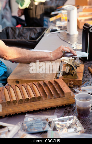 Mann mit Werkzeugen in Zigarre machen Fabrik Stockfoto