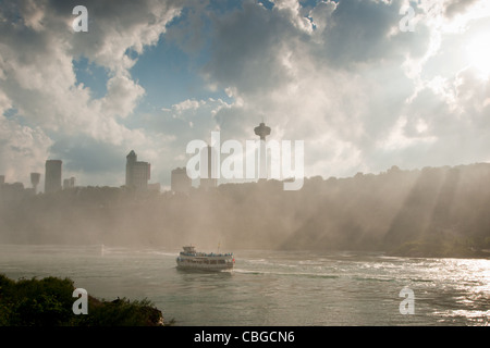 Ein Boot voller Touristen Ansicht die amerikanische Seite des Niagara Falls. Stockfoto