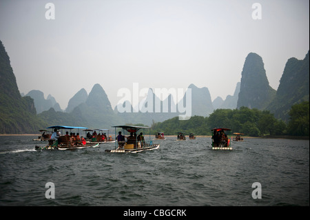 Tourboote auf dem Fluss Li in China Stockfoto
