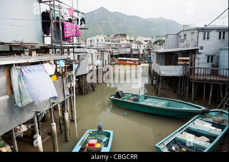 Boote und erhöhten Häuser in chinesischen Fischerdorf Tai O, Hong Kong, China Stockfoto