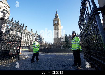 Metropolitan Polizisten bewachen die Häuser des Parlaments London England uk Vereinigtes Königreich Stockfoto