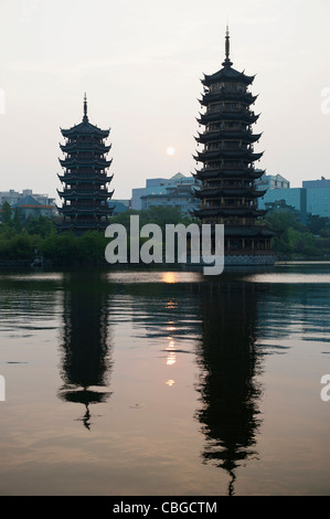 Sonne und Mond Pagoden reflektiert über Banyan See Stockfoto