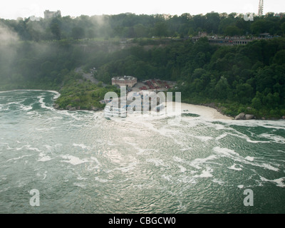 Ein Boot voller Touristen Ansicht die amerikanische Seite des Niagara Falls. Stockfoto