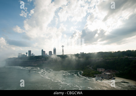 Ein Boot voller Touristen Ansicht die amerikanische Seite des Niagara Falls. Stockfoto