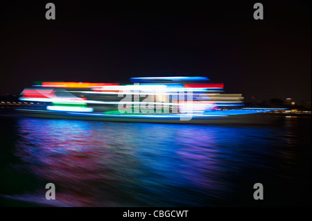 Yacht auf Wasser im Hafen von Hong Kong Stockfoto