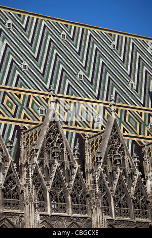 Gemusterte Fliesen auf dem Dach des St. Stephen Kathedrale, Wien, Österreich Stockfoto