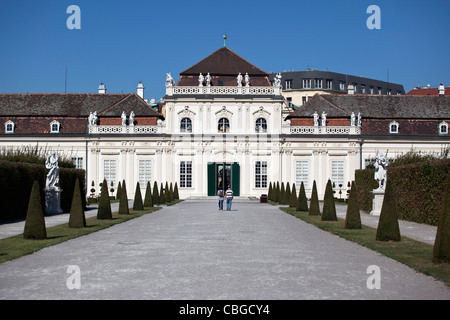 Von Bäumen gesäumten Fußweg bis zum Eingang des unteren Schlosses Belvedere, Wien, Österreich Stockfoto