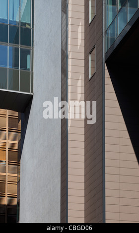 Zusammenführen von Formen aus Schatten entlang Gebäude Fassade Stockfoto