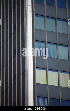 Abstrakte Fassade von vorne und seitlich des Gebäudes Stockfoto