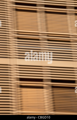 Louvered Holzlatten vor Fenster Stockfoto