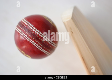 Kricketschläger und Kricket Kugeln. Sportgeräte Stockfoto