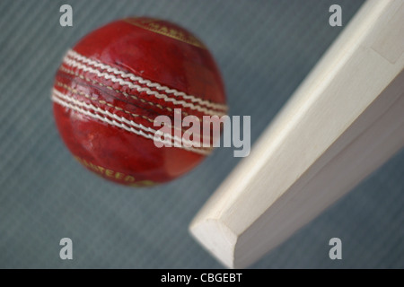 Kricketschläger und Kricket Kugeln. Sportgeräte Stockfoto