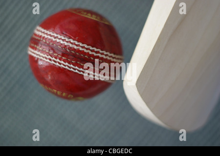 Kricketschläger und Kricket Kugeln. Sportgeräte Stockfoto