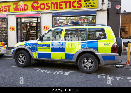 Metropolitanpolizei 4 x 4 Fahrzeug in Battenburg Karo-Lackierung in geparkt reserviert Onstreet Bucht London England uk Vereinigtes Königreich Stockfoto