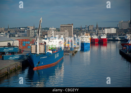 Nordsee-Öl im Zusammenhang mit Schiffen in den Docks in Aberdeen Harbour, Grampian Region, Schottland. VEREINIGTES KÖNIGREICH.  SCO 7789 Stockfoto