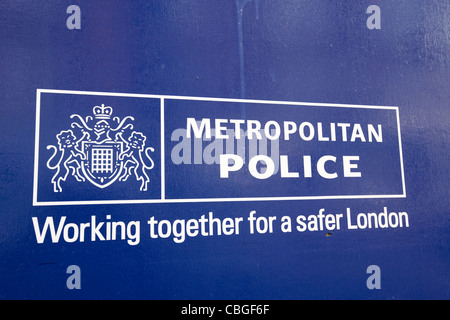 Die Metropolitan Police logo und gemeinsam für eine sicherere London slogan London England UK Vereinigtes Königreich Stockfoto