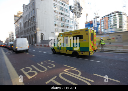 Rufen Sie London Ambulance Service-Fahrzeug beschleunigt durch die Straßen von der City of London auf England uk Großbritannien Stockfoto