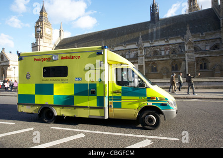 London Ambulance Service-Fahrzeug fahren vorbei an den Häusern des Parlaments England uk Großbritannien Stockfoto