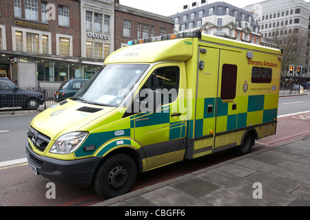 London-Krankenwagen-Service-Fahrzeug geparkt auf doppelte rote Linien auf Callout England uk Großbritannien Stockfoto