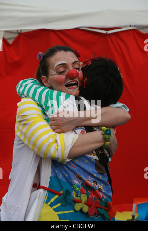 Clown-Therapie-Mitglieder feiern rote Nase Tag in Rom Italien Stockfoto