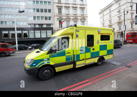 London-Krankenwagen-Service-Fahrzeug beschleunigt durch die Straßen von London England uk Vereinigtes Königreich Stockfoto