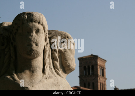 alte abgenutzte beschädigte Statue auf Ponte Fabricio Brücke in Rom Italien Stockfoto