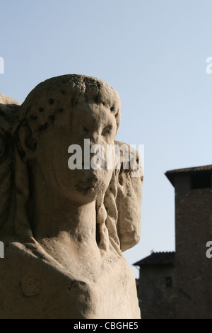 alte abgenutzte beschädigte Statue auf Ponte Fabricio Brücke in Rom Italien Stockfoto