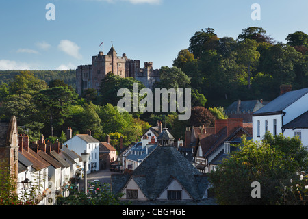 Dunster Dorf und Burg. Somerset. England. VEREINIGTES KÖNIGREICH. Stockfoto