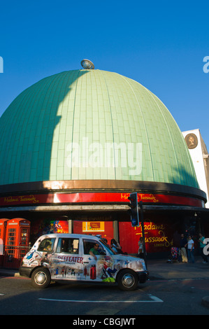Taxi vor der Madame Tussaud's wax Kabinett Marylebone London England UK Mitteleuropa Stockfoto