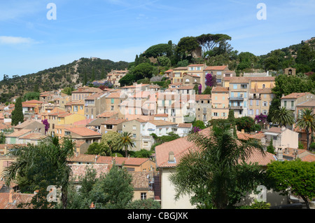 Panoramablick über das historische Viertel oder das alte Dorf von Bormes-les-Mimosas Var Provence Frankreich Stockfoto