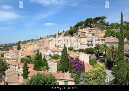 Panoramablick über das historische Viertel oder das alte Dorf von Bormes-les-Mimosas & mediterrane Zypressen Var Provence Frankreich Stockfoto