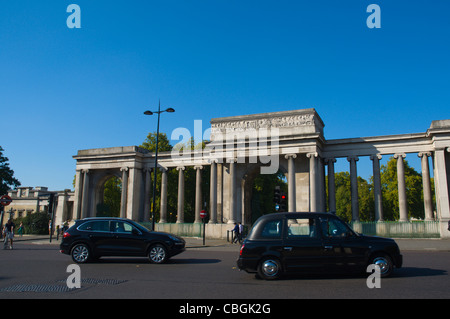 Verkehr vor Verfassung Bogen oder Decimus Burton Bildschirm bei Hyde Park Corner central London England UK Europe Stockfoto