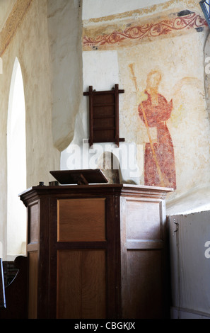 Kanzel und mittelalterliche Wandmalerei in der Pfarrkirche St. Margaret am Hales, Norfolk, England, Vereinigtes Königreich. Stockfoto