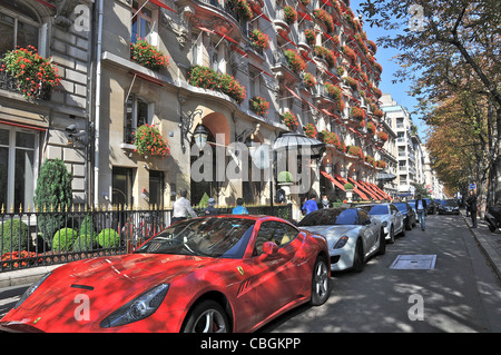 Luxus-Autos vor der Plaza Athenée Hotel Avenue Montaigne Paris Frankreich Stockfoto