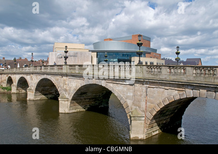 Die Waliser Brücke und Theatre Severn in Shrewsbury, Shropshire Stockfoto