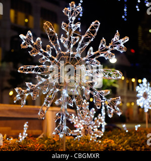 Schneeflocke Weihnachtsbeleuchtung in den Straßen von Singapur Stockfoto