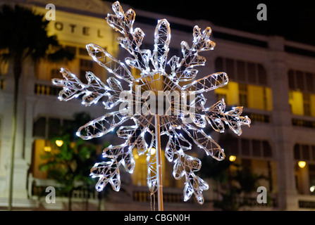 Schneeflocke Weihnachtsbeleuchtung in den Straßen von Singapur Stockfoto