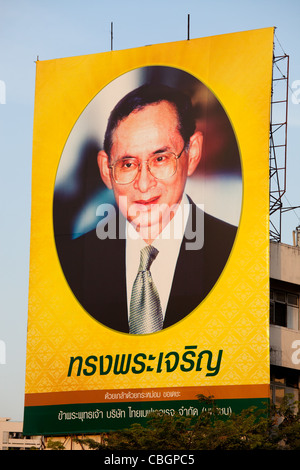 Bangkok, Thailand - 4. Dezember 2011: Offizielle Porträt von seinem Makesty König Bhumibol Adulyadej (Rama IX), König von Thailand. Stockfoto