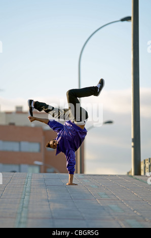 Breakdancer John Lartey führt auf der Straße Stockfoto