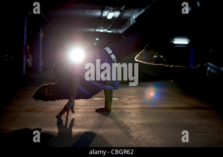 Breakdancer John Lartey führt in einer garage Stockfoto