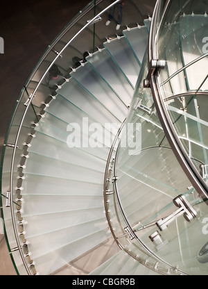 Abstrakte Sicht auf eine spiralförmige Treppe von oben Stockfoto