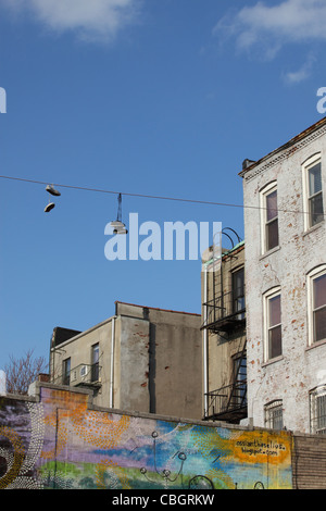 Shoefiti - Turnschuhe baumelte Aufwand macht Linien, Greenpoint, Brooklyn, NY, USA Stockfoto