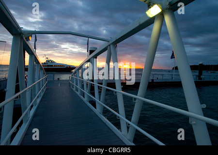 Ponton, rot Jet Red Funnel, Fähre, Sunrise, Hafen, Cowes, Isle Of Wight, UK, Stockfoto