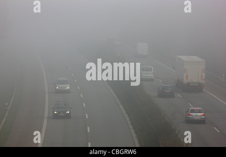 Autobahn, Autobahn A52, Verkehr in dichtem Nebel. Essen, Deutschland, Europa. Stockfoto