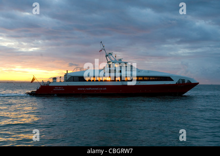 Ponton, rot Jet Red Funnel, Fähre, Sunrise, Hafen, Cowes, Isle Of Wight, UK, Stockfoto