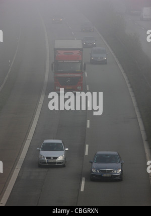 Autobahn, Autobahn A52, Verkehr in dichtem Nebel. Essen, Deutschland, Europa. Stockfoto